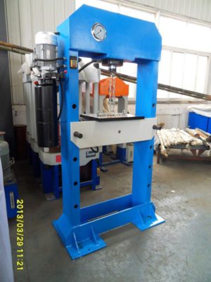 This is our factory new simple gantry hydraulic press machine.The machine is eas...